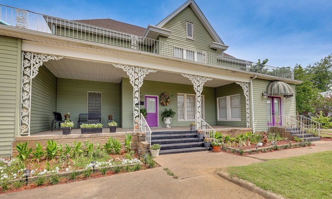 Paris Apartment | Paris Vacation Rental ~ 15 Mi to Mount Magazine!