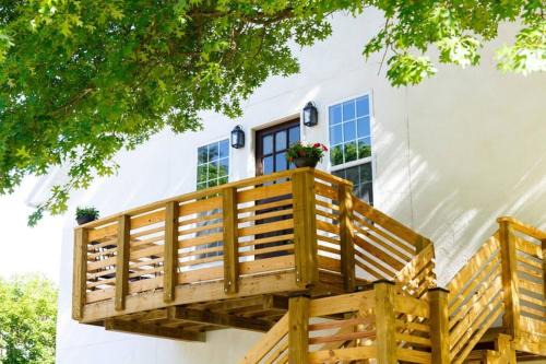 Crescent Hill House | Park Carriage House Rest & Explore with Hollyhock