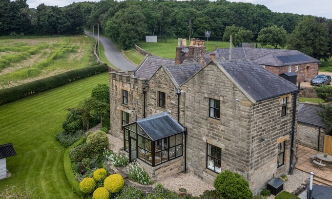 Ault Hucknall House | Park Corner - Three Bedroom House, Sleeps 6