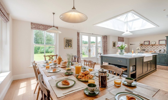 Wymondham House | Park Farmhouse - Seven Bedroom House, Sleeps 14