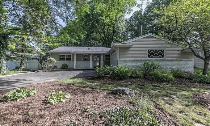 Lansing House | Park-like and sports bar - close to MSU