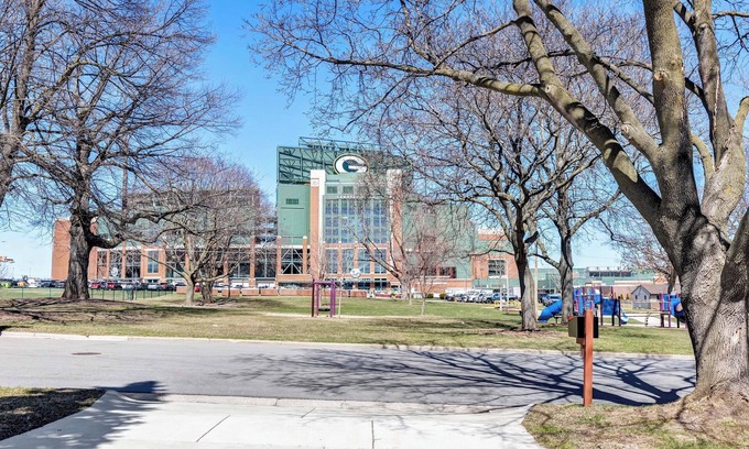 Ashwaubenon House | Park Place - Front Row to Lambeau Field! Sleeps 10