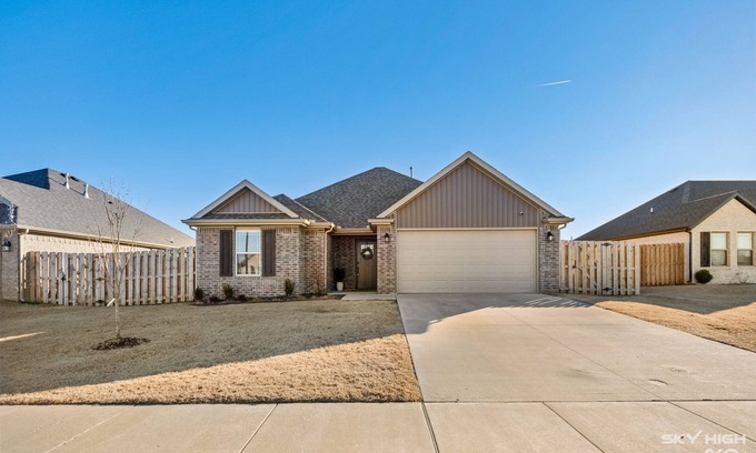 Lowell House | Park View Place: Central To All NWA