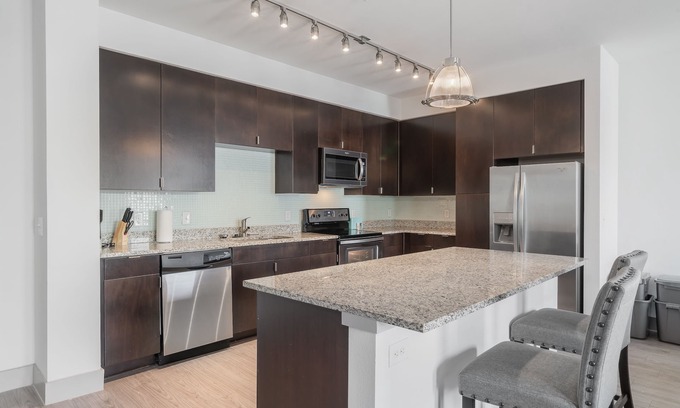 Oak Lawn Apartment | Park West 362 1br apartment, Pool, Gym I Parking