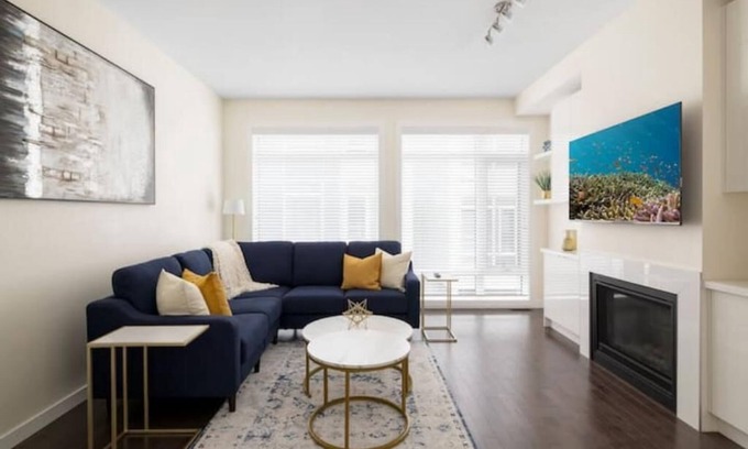 Parkhill-Stanley Park House | Parkhill Luxury Townhouse - Stampede - King Bed