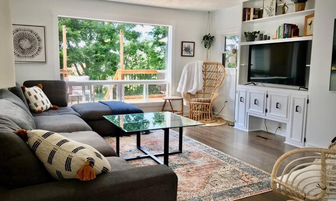 Montague House | Parkman Pad in Montague