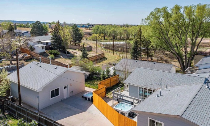 Monument House | Parkside Estate! House & Cottage w/2 Hot Tubs