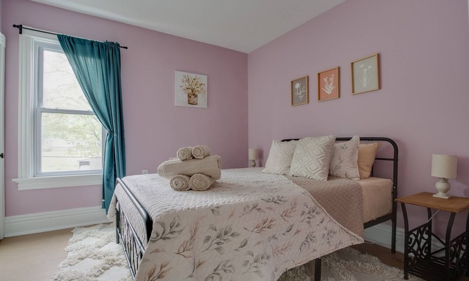 Hartwick House | Parkside Manor*NEW* - Walk to Husky Park!8Mi.toCDP