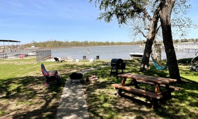 Pecan Acres House | Party on the Lake at Meeka's Cove!