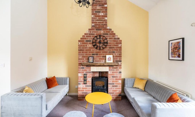 York House | Pass the Keys 20 Hazelnut Grove Spacious Contemporary 2-Bed House in York