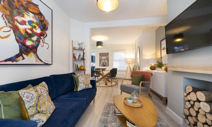 Queens Quarter House | Pass the Keys | 58 LW Ave Stunning 2BR Terrace Top Location Lots Nearby