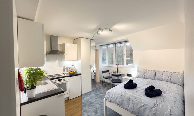 Amersham Apartment | Pass the Keys |Amersham Station Road Studio