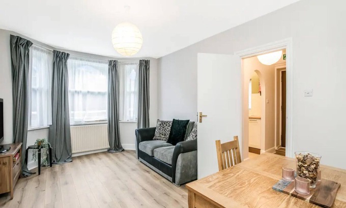 North Acton House | Pass the Keys | Basement Hideaway near Acton Main Line: Your Peaceful Escape with London at Your Fingertips