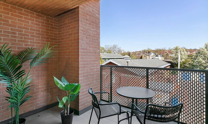 Streatham South Apartment | Pass the Keys | Chic 3-Bedroom Retreat with Private Balcony