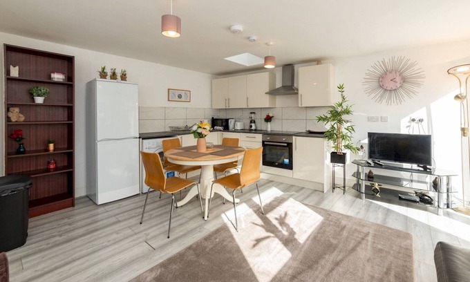 Reading Apartment | Pass the Keys | Delightful Family Home Sleeps 7 and Private Garden