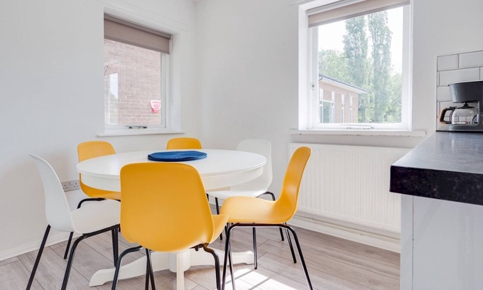 Didsbury House | Pass the Keys | Lovely 3 Bedroom property golf club and parking