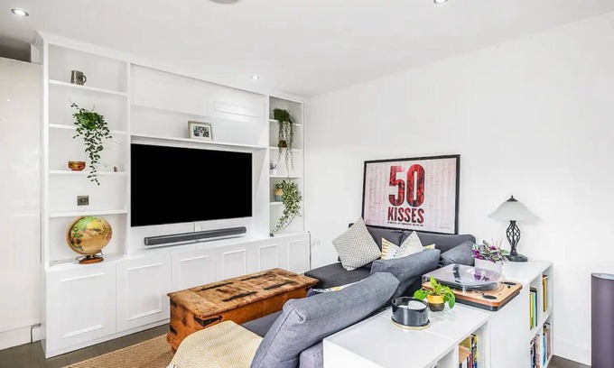 Roehampton Apartment | Pass the Keys Modern Terrace Apartment in Putney