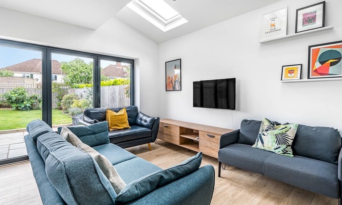 Iffley House | Pass the Keys | Stunning Modern 4 Bed with Parking and Garden