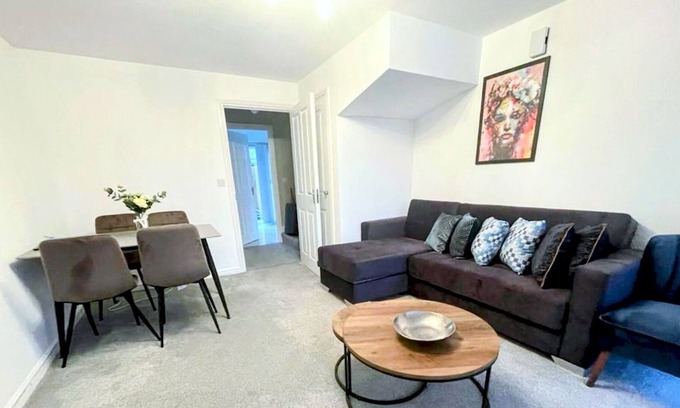 Sheldon House | Pass the Keys | Stylish Family Getaway in the Heart of Birmingham