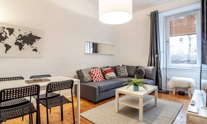 Dalry Apartment | Pass the Keys | Stylish & Charming Retreat for 2- Near the City Centre and Murrayfield Stadium!