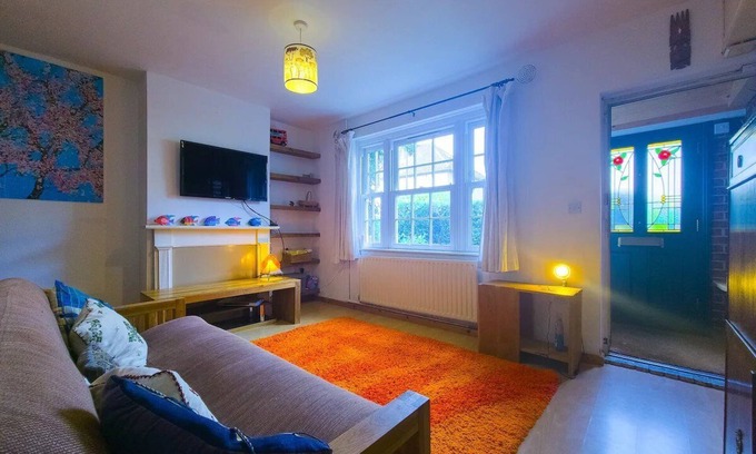 Island Gardens House | Pass the Keys | tCharming Home Near Thames & DLR