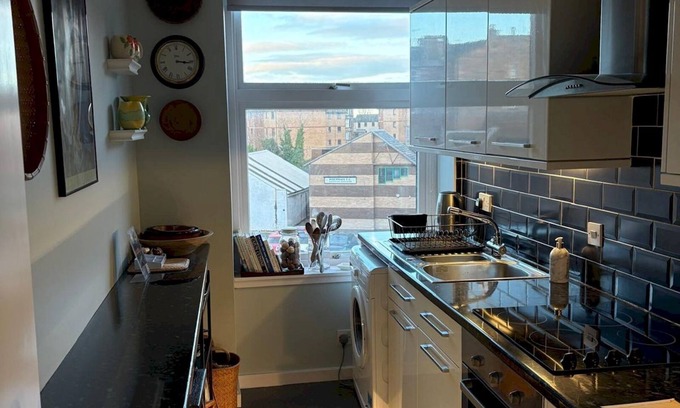 Edinburgh Apartment | Pass the Keys | Vintage and modern 1BR city centre