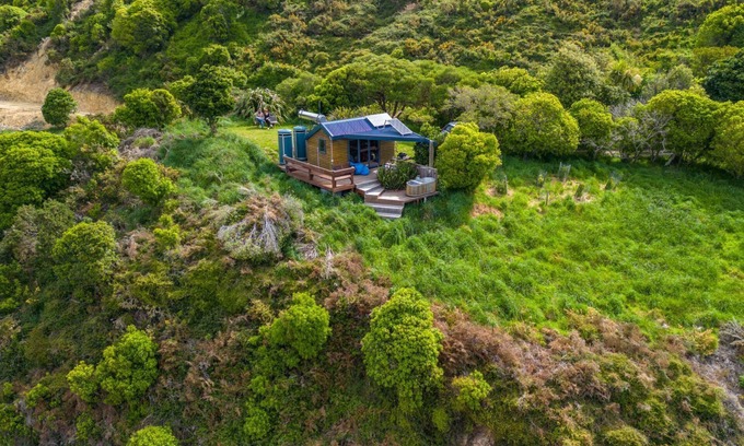 Nelson Region Cabin | Passage Hut Pepin Island, overlooking the natural peninsulas of Delaware Bay and the Pe