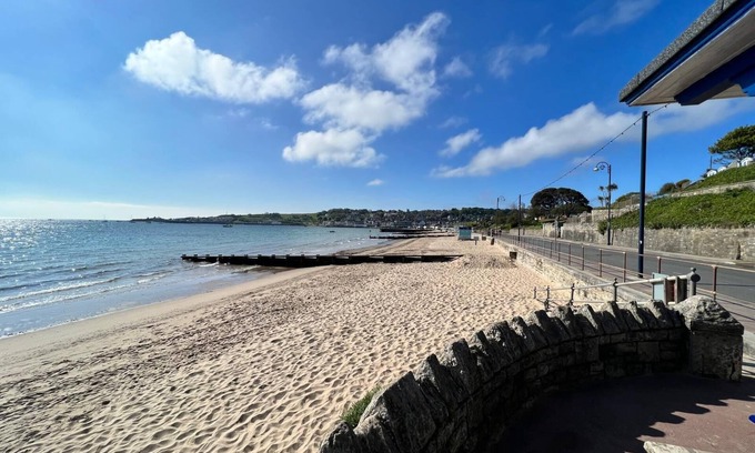 Swanage House | Passiflora Cottage Close to Swanage Beach and Town Sleeps 7