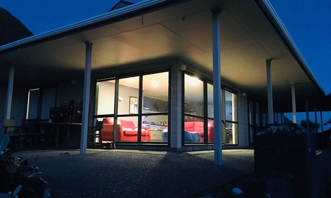 Cape Palliser House | PAUA POINT Close to beach, big deck/views, homely, wifi, a gem! Relax and enjoy!