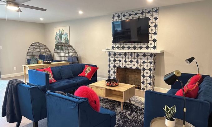 Northgate House | Paxton House 3 bedr 2 bath walk to Discovery Park & Aftershock Yard Grill Garage