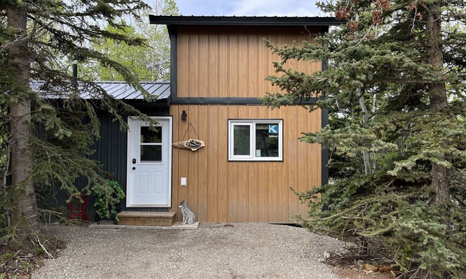 Mountain View Cabin | Payne Lake Wilderness Huts - Wolf's Lair