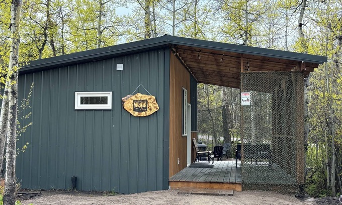Mountain View Cabin | Payne Lake Wilderness Huts - Duck Blind