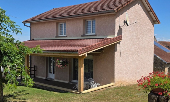 La Villedieu-en-Fontenette Cottage | Peaceful countryside cottage near nature