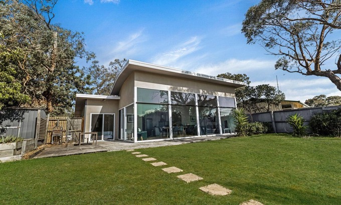 Banksia Peninsula House | Peace and quiet with private jetty in natural surrounds
