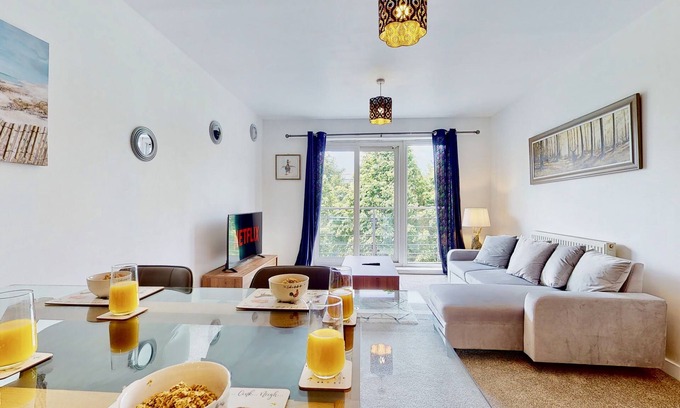 Maidstone Apartment | Peaceful 2 Bed Riverside Apartment With Parking in Central Maidstone