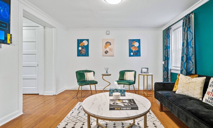 Oak Park Apartment | Peaceful 2 Bed w FirePit Free Parking 15 mins to Downtown Chicago