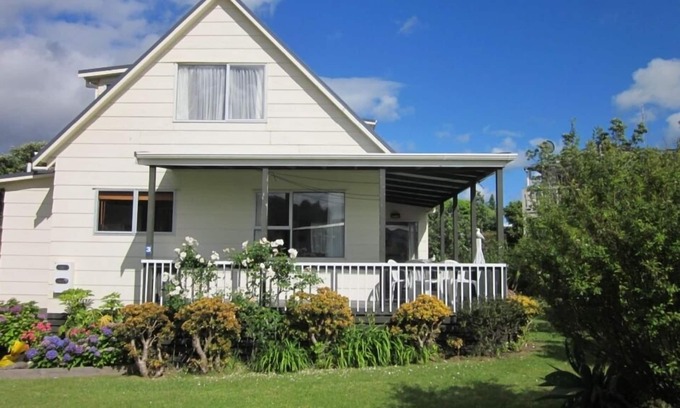 Whiritoa House | Peaceful 2 Storey House close to beach