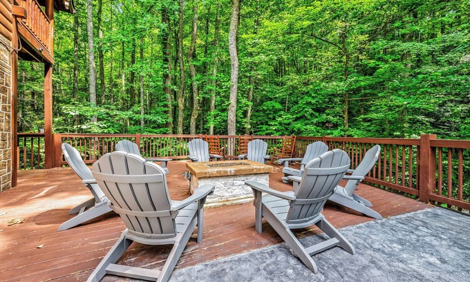 Gatlinburg - Pigeon Forge Cabin | Peaceful 2BD Cabin w/FirePit! Game Room + HOT TUB