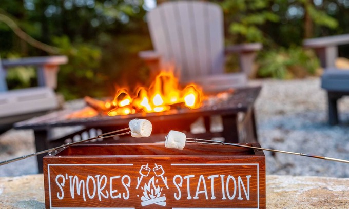 Rutland Cabin | Peaceful 2BR Forest Cabin Near Ark W/Fire Pit, Deck & Vaulted Ceilings