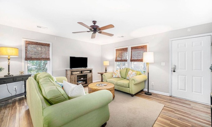 Mount Pleasant House | Peaceful 3br/2ba Shem Creek Getaway!
