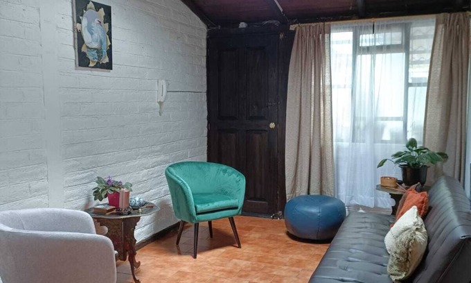 Quito Cottage | Peaceful 4-guests city cottage near the heart of Quito-free parking