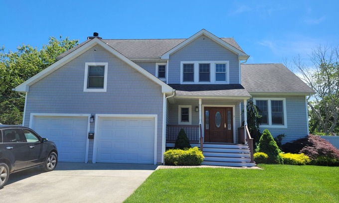 Center Moriches House | Peaceful and bright 4 bedroom getaway house-5 min from the beach!