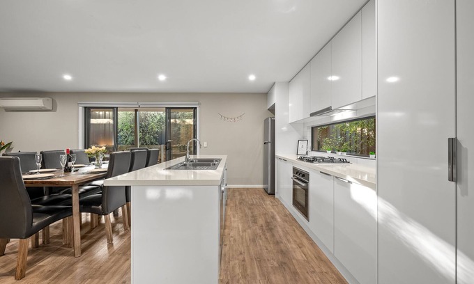 Golden Point House | Peaceful and Private Modern Townhouse - Steps from Sovereign Hill & Lake Esmond