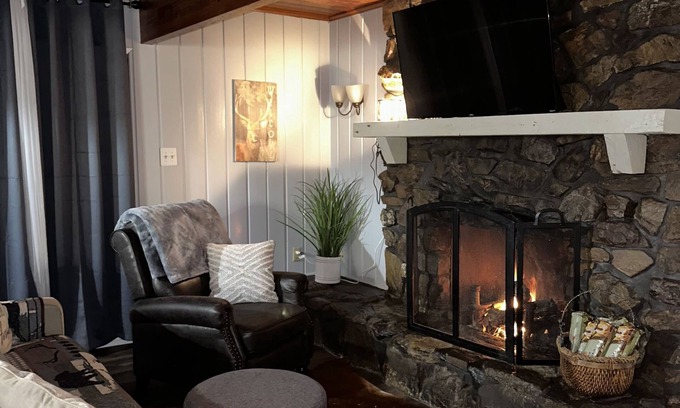 Benton Cabin | Peaceful and secluded getaway in Saline County