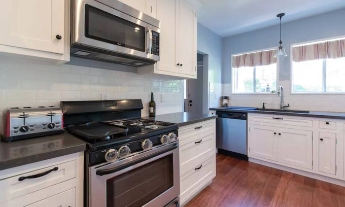 Larchmont House | Peaceful Bungalow in Larchmont Village