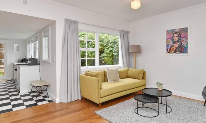 Edgeware House | Peaceful City Retreat |Steps to Arts, Eats & Parks