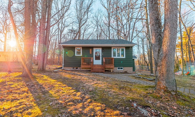 Tafton Cottage | Peaceful Cottage by Lake Wallenpaupack, Dog Friendly!