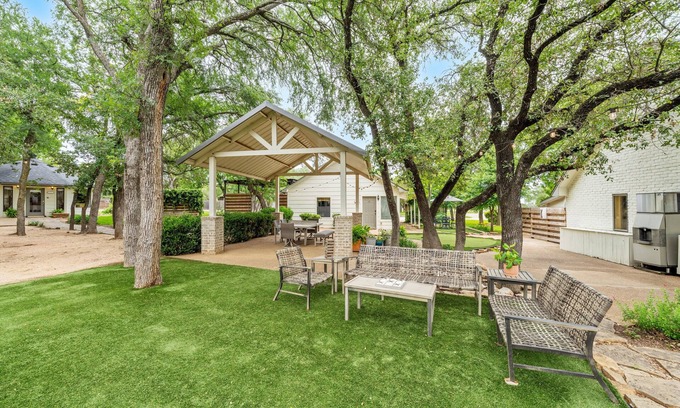 Crawford House | Peaceful Cottage on Country Retreat Destination with Pool & 20 Minutes to Waco!