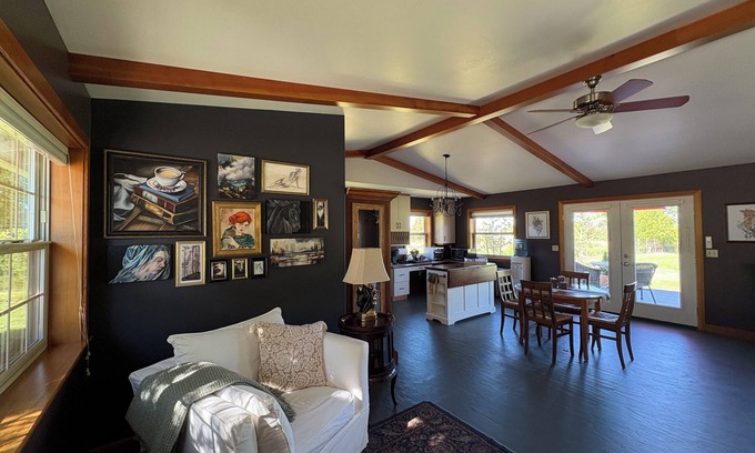 Medford Cottage | Peaceful Countryside Stay with Scenic Views- 5 minutes to Jacksonville