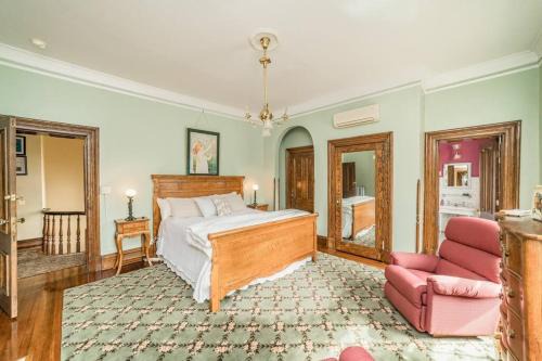 Daniels Hill Apartment | Peaceful Easy Feelings - King Sized Bed - Sleeps 2
